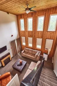 Posezení v ubytování 3 Pines Lodge Muskoka
