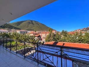 balcón con vistas a la montaña en "Olympia" Apartment of Levidi Arcadian Apartments, en Levidhion