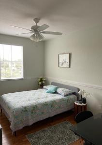 um quarto com uma cama e uma ventoinha de tecto em Casa Miami 3 em Miami