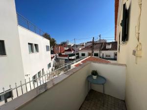 una vista dal balcone di un edificio di STUDIOS XL & XL plus a Costa da Caparica