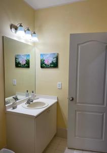 a bathroom with a sink and a mirror at Casa Miami 3 in Miami