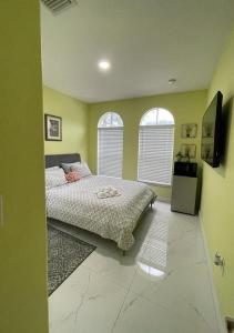 a bedroom with a bed and two windows at Casa Miami 1 in Miami