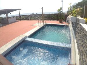 una piscina con una fuente de agua en una terraza en The Heights in Montañita, en Montañita
