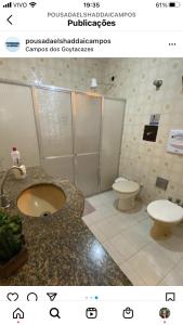 ein Bad mit einem Waschbecken und einem WC in der Unterkunft Pousada El Shaddai in Campos dos Goytacazes