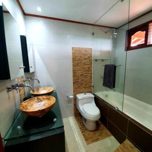 a bathroom with a sink and a toilet and a shower at Finca Bellavista Pereira in Pereira