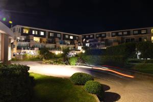 una foto de exposición larga de un edificio por la noche en Linda Bay Apart Unidad 603 Mar de Las Pampas en Mar de las Pampas