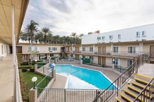 Vaade basseinile majutusasutuses Americas Best Value Inn & Suites Anaheim või selle lähedal