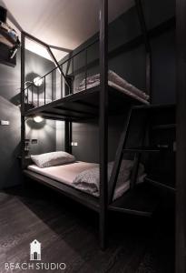 a bedroom with two bunk beds in a room at 生活就是Lifeis民宿新城館-寵物KTV包棟 in Kangle