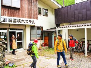 上川町にある層雲峡ホステルの建物外を歩く集団