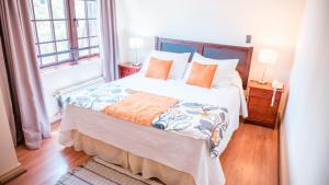 a bedroom with a bed and a large window at Apart Hotel Montepiedra in Temuco