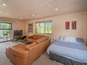 Imagen de la galería de All Decked Out - Matarangi Holiday Home, en Matarangi