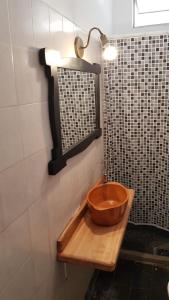 lavabo de madera en el baño con espejo en Reina en Salta