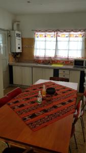 cocina con mesa de madera y sidra de mesa en Reina en Salta