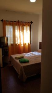 1 dormitorio con 1 cama con 2 toallas en Reina en Salta