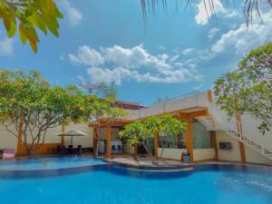 The swimming pool at or close to Truntum Padang