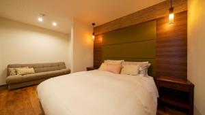 Tempat tidur dalam kamar di Villa 石の蔵 Hotel