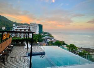 uma piscina numa varanda com vista para o oceano em Fati Boutique Hotel & Apartment em Vung Tau