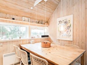 Kandestederneにある7 person holiday home in Skagenのダイニングルーム(木製テーブル、椅子付)