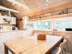 Kandestederneにある7 person holiday home in Skagenのキッチン(木製テーブル、椅子付)