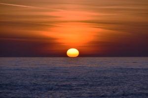 - un coucher de soleil sur l'océan et le ciel dans l'établissement Sunrise Beach Oscoda @ Surfside, à Oscoda