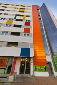 een gebouw met kleurrijke ramen en deuren bij Hotel Sharing in Turijn