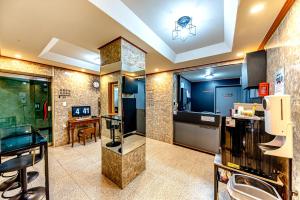 a hair salon with a barber shop at Charlie Hotel Jeju in Jeju