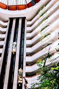 une femme debout devant un bâtiment dans l'établissement Rahat Palace Hotel, à Almaty