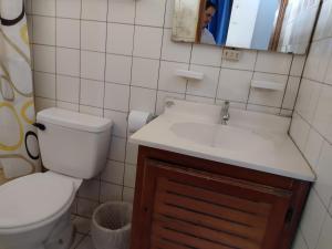 A bathroom at Hotel Alajuela Costa Rica Airport