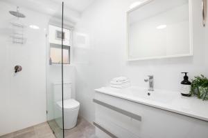 Ένα μπάνιο στο Bayswaterfront Apartments