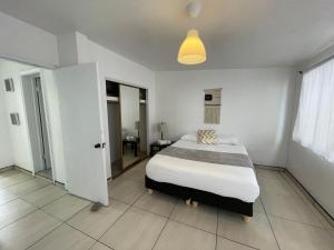 מיטה או מיטות בחדר ב-Beach Casa - Sleeps 8, Comfy Queen Beds & Views