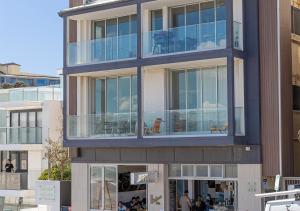Gallery image of COZY BEACH FRONT STUDIO WITH AIRCON in Sydney