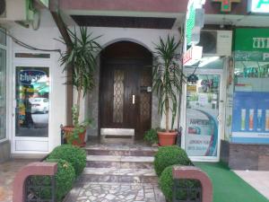 una puerta delantera de un edificio con plantas delante en Ivanoski Studios and Guest Rooms, en Ohrid
