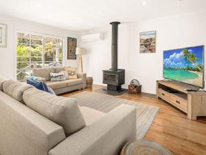a living room with a couch and a fireplace at Clifden Cottage in Cowes