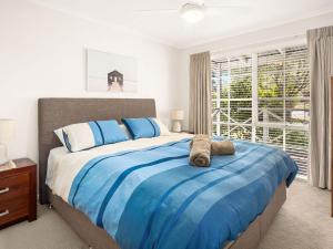 une chambre avec un grand lit et une fenêtre dans l'établissement Clifden Cottage, à Cowes