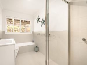 une salle de bain blanche avec douche et toilettes dans l'établissement Clifden Cottage, à Cowes 7 autres photos