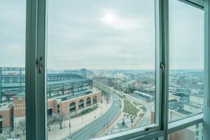 una ventana de oficina con vistas a la ciudad en 2BR Furnished Apartment in Baltimore Downtown apts, en Baltimore