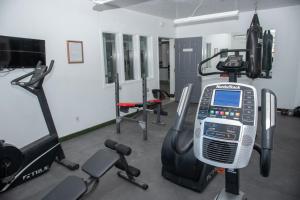 Fitness centrum a/nebo fitness zařízení v ubytování Traveler's Inn Carlin NV near Elko