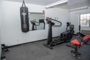 Fitness centrum a/nebo fitness zařízení v ubytování Traveler's Inn Carlin NV near Elko
