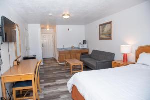 TV a/nebo společenská místnost v ubytování Traveler's Inn Carlin NV near Elko