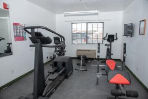 Fitness centrum a/nebo fitness zařízení v ubytování Traveler's Inn Carlin NV near Elko