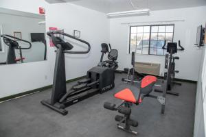 Fitness centrum a/nebo fitness zařízení v ubytování Traveler's Inn Carlin NV near Elko