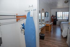 Postel nebo postele na pokoji v ubytování Traveler's Inn Carlin NV near Elko