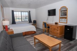 TV a/nebo společenská místnost v ubytování Traveler's Inn Carlin NV near Elko