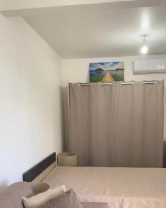 Letto o letti in una camera di Chez Hugo, bel appartement très bien situé pour visiter la Martinique en journée et dormir la nuit