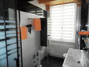 バンシンにあるVilla Diana - 100 m zum Strandのシャワーと洗面台と窓のあるバスルーム +50枚の写真