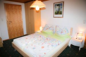 Rúm í herbergi á Ferienhaus Hintersee