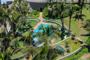 eine Aussicht über den Pool des Resorts mit Palmen in der Unterkunft Ballito Manor View 601 in Ballito