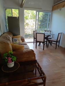 Posezení v ubytování Cabañas en Los Altos de cerro Azul Panamá Cascadas RIos Naturaleza viva