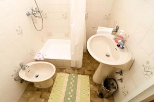 トルステノにあるApartments Ankaのバスルーム(洗面台、トイレ、バスタブ付)