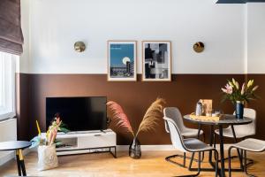 a living room with a tv and a table and chairs at Bob W Tower of London in London